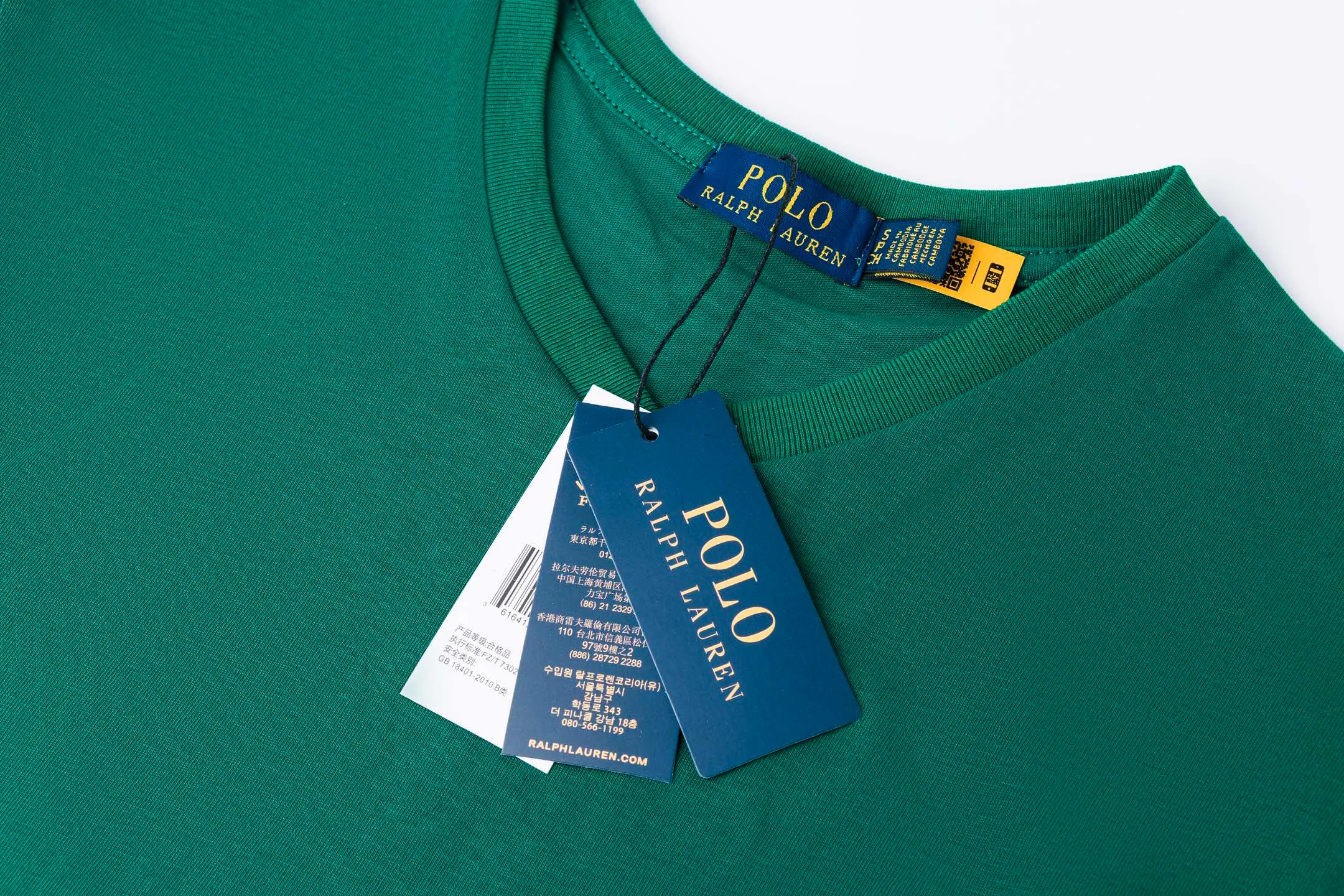 P126 Style number: 512 Ralph Lauren/Ralph Lauren 2025 new summer color matching pure cotton 240g Tajima embroidery V-neck T-shirt. The main logo on the neck has a QR code mark, which can be scanned for verification. The Tajima embroidery machine imported from Japan is used to create the pony mark, which is brightly colored. Distinguish the low-quality products on the market. 32 counts, 240g hydrophilic toner, 100% cotton fabric, comfortable and soft, highly breathable, focusing on high-end cost-effectiveness, needless to say good quality. Available in a variety of colors, both boys and girls can try this genderless style, giving them a yuppie tone in no time. Immerse yourself in your leisurely style, and have your own style in retro. Natural, vivid and very French romantic feelings, perfectly integrating youthful atmosphere and trend. Color: white, orange, navy blue, dark green Size: S-xL S Shoulder width 44 Bust 104 Sleeve length 23 Clothing length 72 M Shoulder width 45 Bust 108 Sleeve length 24 Clothing length 74 L Shoulder width 46 Bust 112 Sleeve length 25 Clothing length 76 xL Shoulder width 47 Bust 116 Sleeve length 26 Clothing length 78